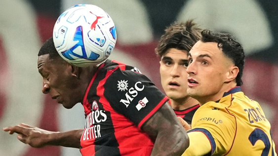 El ecuatoriano Pervis Estupiñán (i) estuvo presente en la derrota del AC Milan frente al Bologna.