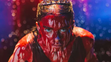 La icónica escena de esta historia sucede en la miniserie: Carrie cubierta de sangre de cerdo en la fiesta de graduación. / Foto: Amazon Prime.