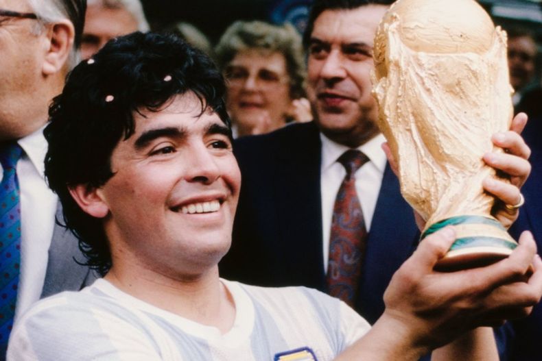 Diego Maradona con la copa del Mundial de México 1986.&nbsp;