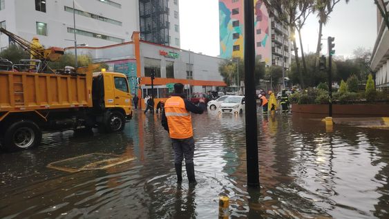 La Secretaría Nacional de Gestión de Riesgos reportó los daños ocasionados por las fuertes lluvias en Quito este 22 de octubre de 2026.&nbsp;