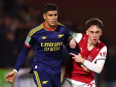 Piero Hincapié durante el partido entre Arsenal y Fleetwood.