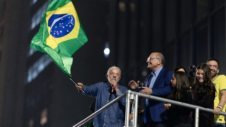 Luiz Inácio Lula da Silva celebrando su victoria en las urnas, en Brasil, el 25 de octubre de 2026.