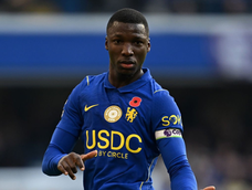 Moisés Caicedo fue clave en el triunfo del Chelsea ante el Manchester United, por la Premier League.