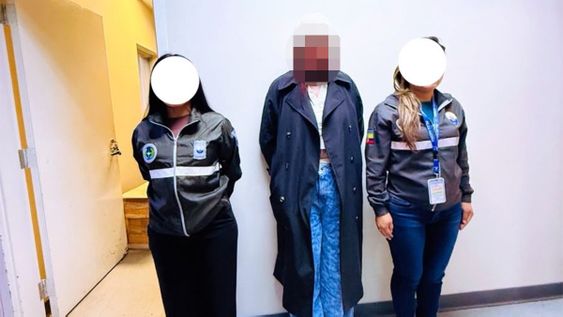La Policía Nacional detuvo en el aeropuerto de Quito a una mujer colombiana que transportaba droga.