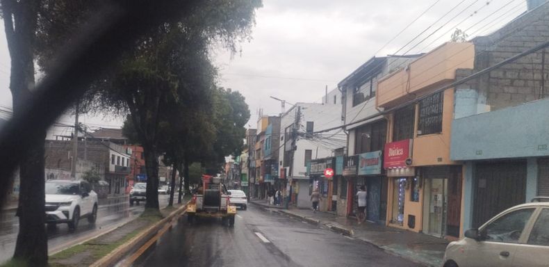 La avenida Padre Luis Vaccari Y Río Macul, en el sector de Llano Grande, presentó una alcantarilla levantada por fuertes lluvias este 21 de octubre de 2026.&nbsp;