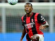 Pervis Estupiñán en un partido con el AC Milan en la Serie A de Italia 26/27.