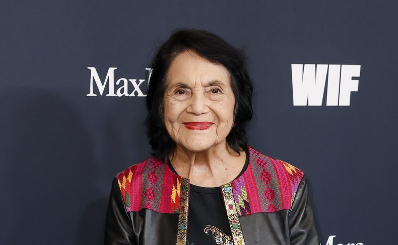 Falleció Dolores Huerta, activista latina y creadora del lema Sí, se puede, a los 96 años.