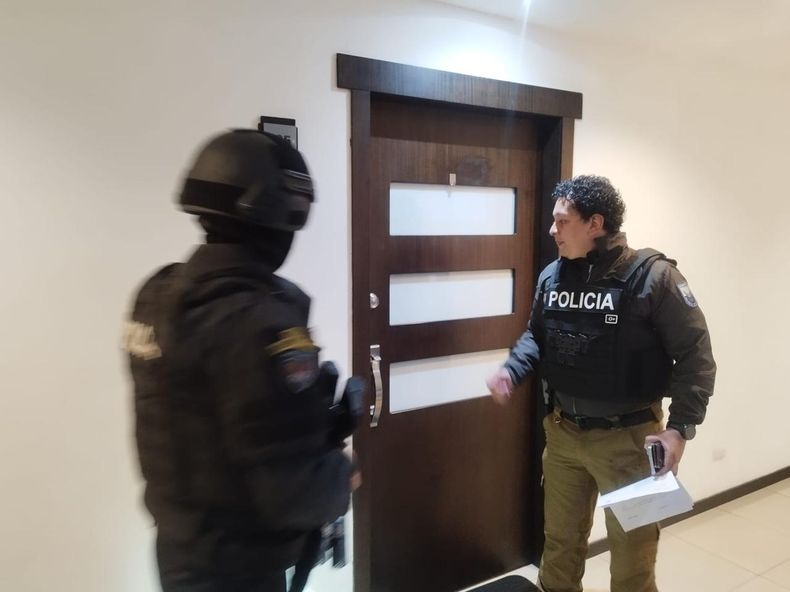 Allanamientos realizados en oficinas y domicilios de exfuncionarios de la Alcaldía de Cuenca, la madrugada del 26 de octubre de 2026.