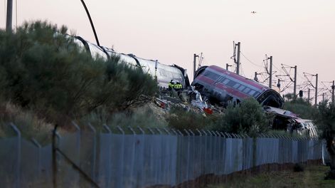 Servicios de emergencia en España trabajan en el lugar del accidente de dos trenes de alta velocidad, uno de Renfe y otro de Iryo, el 28 de octubre de 2026.