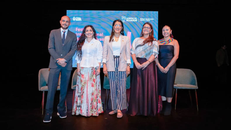 La viceministra de Cultura, Pamela Cortés, la ministra de Educación, Deporte y Cultura, Gilda Alcívar y la alcaldesa de Loja, Diana Guayanay, durante la presentación de la agenda de la edición 2026 del Festival de Artes Vivas de Loja. / Fotografía: Ministerio de Educación, Deporte y Cultura.