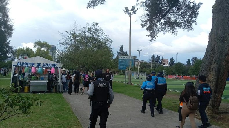 Agentes metropolitanos recorren un espacio recreativo de Quito. Durante el feriado se reforzarán los controles en sectores de alta concurrencia.