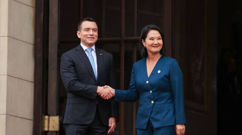 Los presidentes de Perú, Keiko Fujimori, y de Ecuador, Daniel Noboa, saludan el 20 de octubre de 2026 en Lima.
