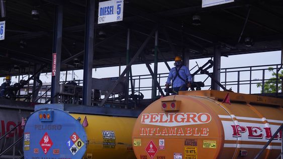 Imagen de archivo de despacho de diésel en la terminal de Pascuales, el 10 de julio de 2026.