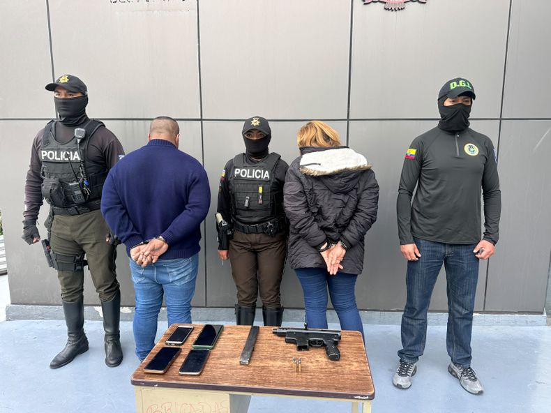 Los dos aprehendidos en La Mariscal, junto a los indicios recogidos por la Policía durante el operativo por presunto tráfico de armas.