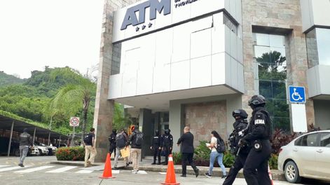 Miembros de la Fiscalía General del Estado y la Policía Nacional llegan en la mañana del 30 de octubre a las instalaciones de la Agencia de Tránsito y Movilidad (ATM) de Guayaquil.
