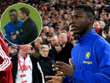 Moisés Caicedo salió enojado, cuando Xabi Alonso decidió reemplazarlo en el duelo que el Chelsea disputó ante Liverpool, en la Carabao Cup.