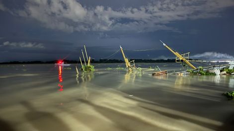 Parte del barco turístico Morgan quedó sobre el agua del río Guayas tras su hundimiento, frente al Malecón 2000, el 26 de octubre de 2026. Foto: Armada del Ecuador.