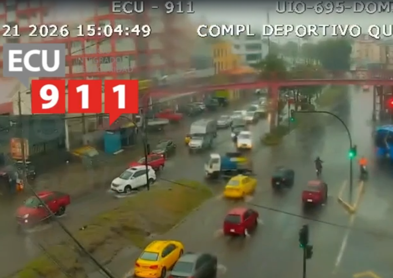 Cámaras del ECU 911 registran el colapso de un muero en Carcelén, al norte de Quito, el 21 de octubre de 2026. 