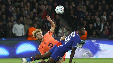 Willian Pacho recibe una patada en la cara de Fermín López en la Champions League.