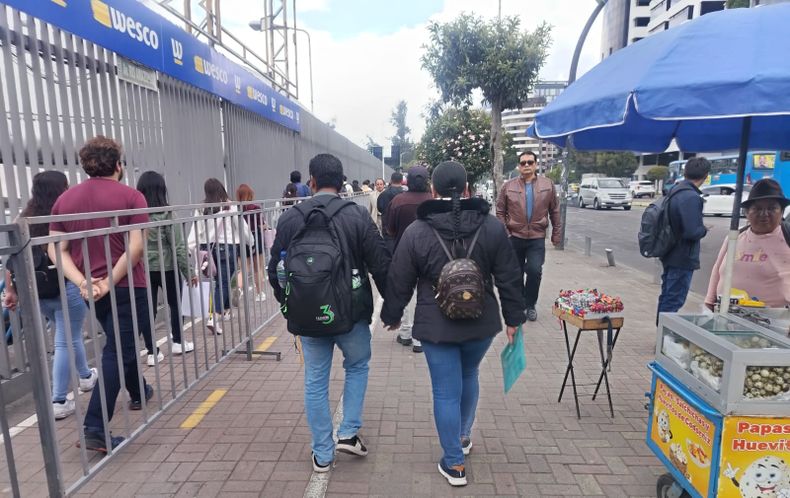Fila de personas en busca de trabajo en una Feria de Empleo en Quito. 