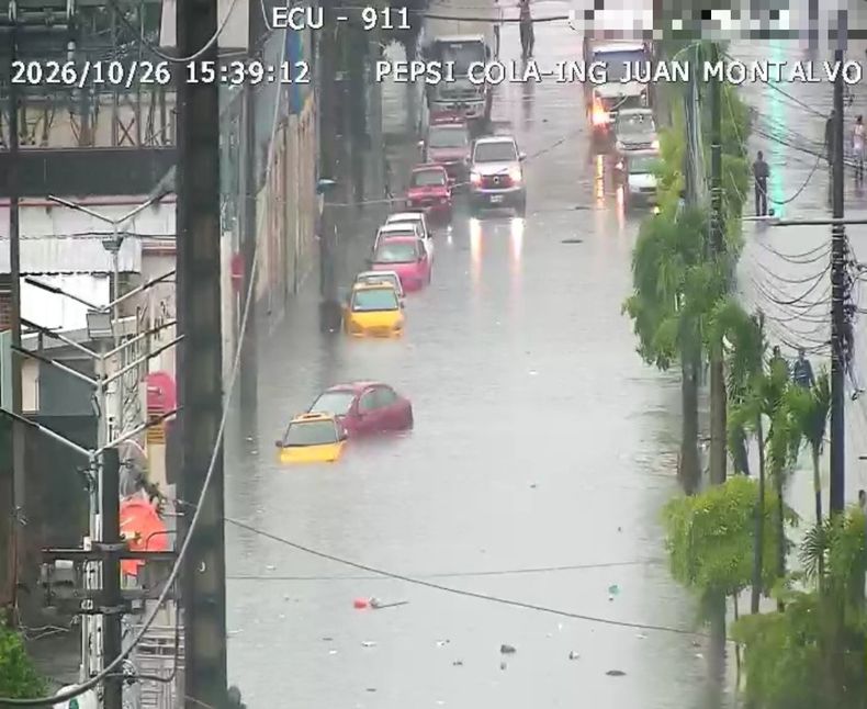 Las intensas lluvias provocaron inundaciones en la avenida Juan Montalvo, en Guayaquil, este lunes 26 de octubre de 2026.
