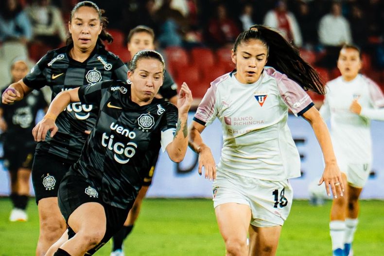 Rosa Flores (derecha) figura de Guerreras Albas de Liga de Quito disputando el balón con una jugadora de Olimpia en la Copa Libertadores Femenina 2026.&nbsp;