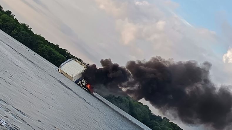 La estación guardacostas flotante ‘Lago San Pablo’ se hundió a causa de un incendio el miércoles 28 de octubre de 2026.&nbsp;