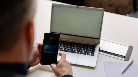 Imagen referencial de un usuario de activos digitales en Ecuador.