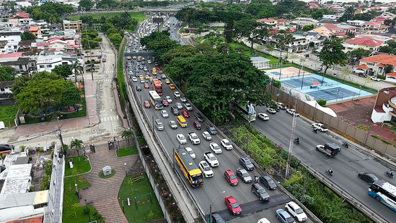 Tráfico en el puente de la Unidad Nacional, en el ingreso a Guayaquil, el 21 de octubre de 2026, un reto de cara a las elecciones 2026.