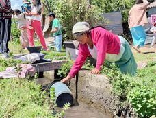 Elecciones 2026: Ciudadana recolectando agua de una acequia en Tumbaco, nororiente de Quito ante la falta de agua potable, 8 de septiembre de 2026.&nbsp;