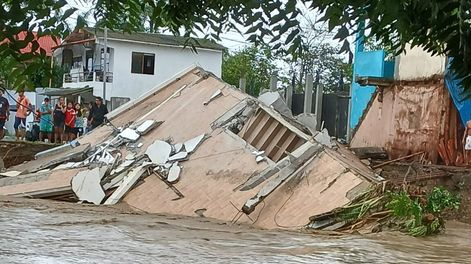 En Santa Elena, una vivienda fue arrastrada por la corriente de un río desbordado, este 30 de octubre de 2026.