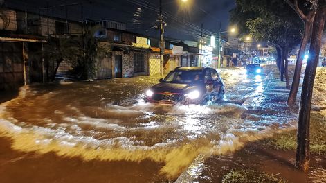 Calles de Samanes y La Alborada, en el norte de la ciudad, quedaron anegadas tras las lluvias en Guayaquil del 26 de octubre de 2026. Fotos: API