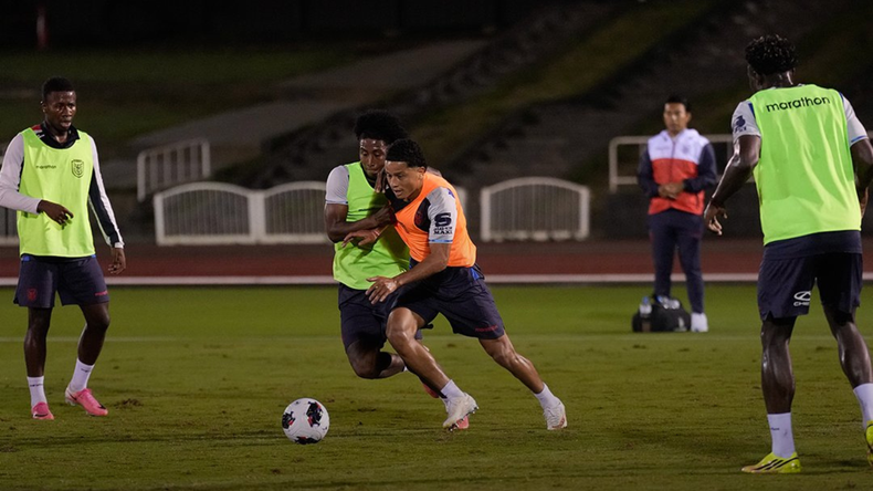 Ángelo Preciado y Anthony Valencia (centro), constantemente llamado a la Tricolor, mantienen un bajo nivel de regularidad en sus equipos.