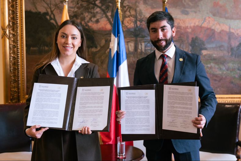 La presidenta de la Asamblea Nacional del Ecuador, Mishel Mancheno, y Felipe Camaño, primer vicepresidente de la Cámara de Diputados de Chile, suscribieron el 21 de octubre de 202 una Declaración Parlamentaria Conjunta frente a los desafíos en seguridad.
