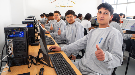 Estudiantes en Ecuador durante el inicio de clases del año lectivo 2026-2027, en el régimen Sierra.