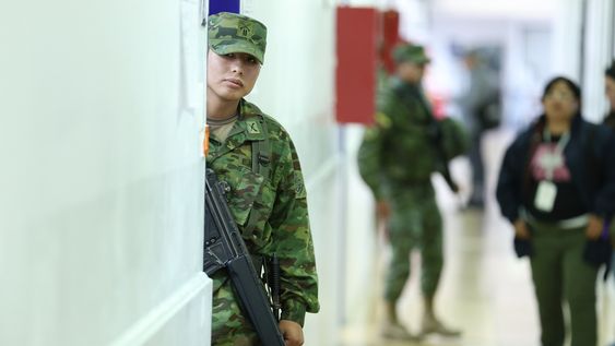 Elecciones 2026. Un militar custodia las instalaciones durante las votaciones.