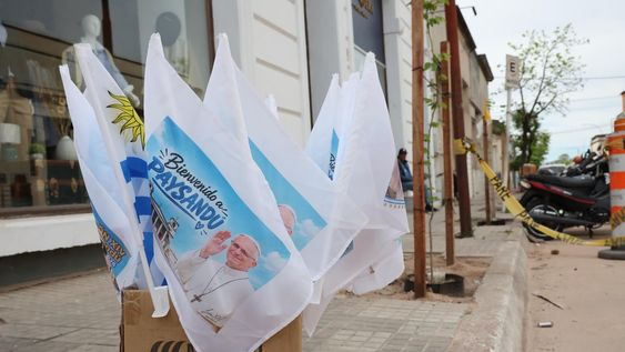 Banderas con la imagen del papa León XIV exhibidas en una calle en Paysandú (Uruguay).