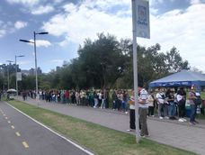 Fila de personas en busca de trabajo en una Feria de Empleo en Quito.&nbsp;
