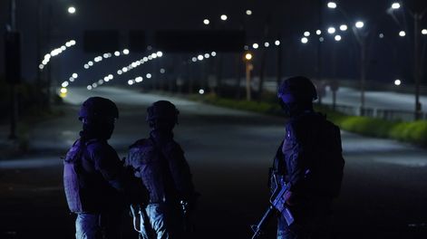 Militares custonian calles de Guayaquil durante el toque de queda.