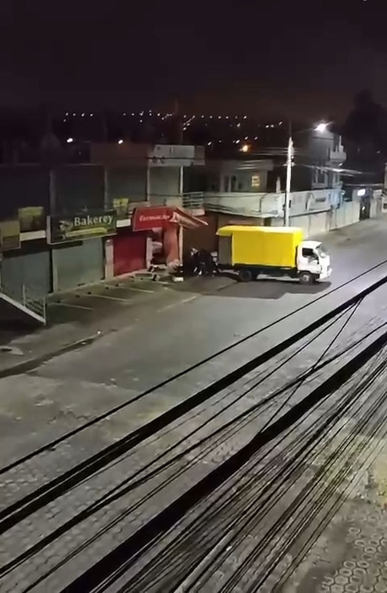 En un vídeo se registró el robo de un cajero automático en Fajardo con un camión.