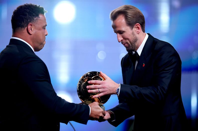 El brasileño Ronaldo entrega el Balón de Oro al delantero inglés Harry Kane.