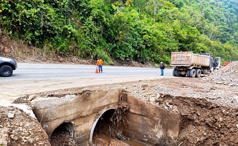 Prefectura de Pichincha: Trabajos de limpieza y remoción de escombros en el km 34 de la vía Alóag–Unión del Toachi.