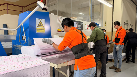 Personal del IGM en la impresión de papeletas para las elecciones 2026 en Ecuador.