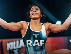 Lucía Yépez celebra la victoria tras defender su cinturón de peso paja femenino en el Real American Frestyle.&nbsp;