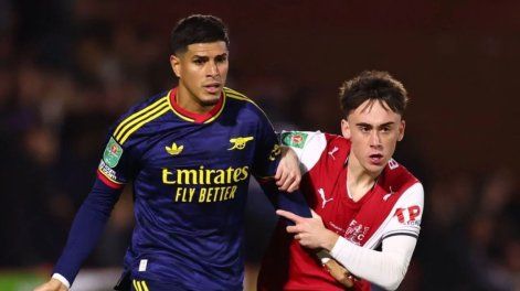 Piero Hincapié durante el partido entre Arsenal y Fleetwood.