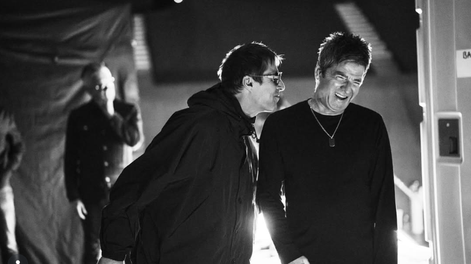 Liam Gallagher y Noel Gallagher en un fotograma del documental Oasis: Dont look back in anger. / Foto: Disney.