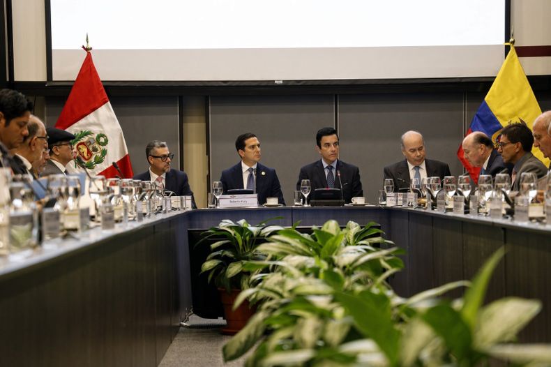 Los cancilleres de Ecuador y Perú, durante la reunión preparatoria del Encuentro Presidencial, el 19 de octubre de 2026.