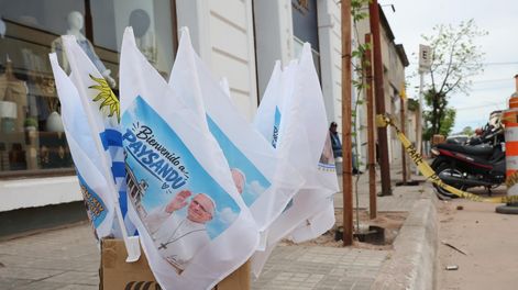 Banderas con la imagen del papa León XIV exhibidas en una calle en Paysandú (Uruguay).