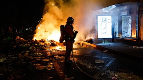 Ante las protestas estudiantiles y la imposición de un toque de queda por parte de las autoridades en Francia, el consulado de Ecuador emitió una alerta de seguridad este 20 de octubre de 2026.